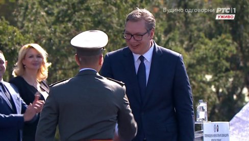 ПРЕДСЕДНИКОВ ГОВОР НАЈМЛАЂИМ ОФИЦИРИМА ВОЈСКЕ СРБИЈЕ: Ја сам срећан као врховни командант што оваква деца долазе у нашу војску ПРЕДСЕДНИКОВ ГОВОР НАЈМЛАЂИМ ОФИЦИРИМА ВОЈСКЕ СРБИЈЕ: Ја сам срећан као врховни командант што оваква деца долазе у нашу војску