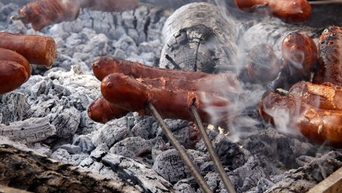 МИРИС КОБАСИЦЕ СЕ ШИРИО УЛИЦАМА: Необичан обичај у Вршчана због ког негодују црквени великодостојници МИРИС КОБАСИЦЕ СЕ ШИРИО УЛИЦАМА: Необичан обичај у Вршчана због ког негодују црквени великодостојници