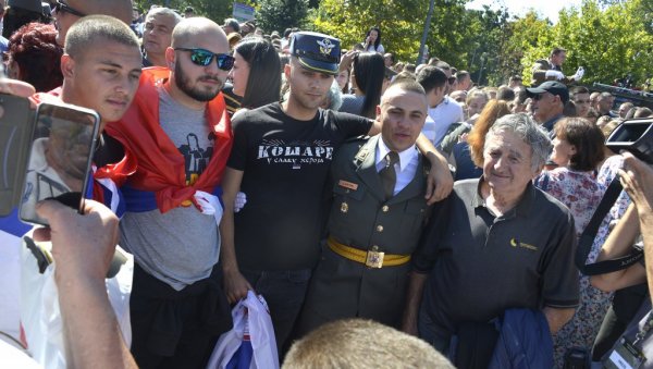 СРЦЕ ЗАИГРАЛО ЗБОГ НАШИХ ОФИЦИРА! Родитељи и родбина једва дочекали да честитају најмилијима СРЦЕ ЗАИГРАЛО ЗБОГ НАШИХ ОФИЦИРА! Родитељи и родбина једва дочекали да честитају најмилијима