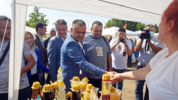 ПАЗАРИО И МИНИСТАР: Отворен пчеларски и сајам лековитог биља у Врању (ФОТО) ПАЗАРИО И МИНИСТАР: Отворен пчеларски и сајам лековитог биља у Врању (ФОТО)
