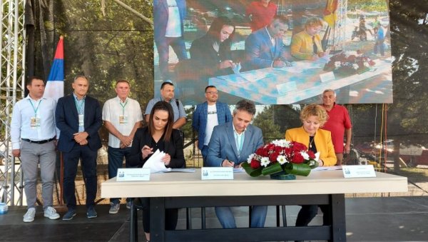 ПОДРШКА ПОЉОПРИВРЕДНИМ ГАЗДИНСТВИМА: И у Врању озваничено формирање фонда за помоћ иновацијама у пољопривреди ПОДРШКА ПОЉОПРИВРЕДНИМ ГАЗДИНСТВИМА: И у Врању озваничено формирање фонда за помоћ иновацијама у пољопривреди