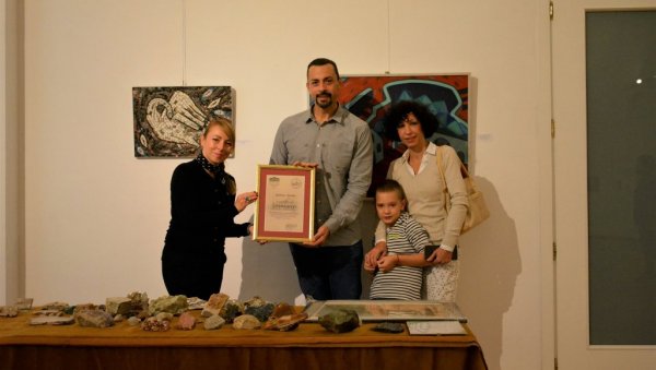 ПОКЛОНОМ ДОБИЛИ ВИШЕ НЕГО ШТО СУ ПРЕ ИМАЛИ: Вредни малахит из Конга, аметист из Бразила... (ФОТО) ПОКЛОНОМ ДОБИЛИ ВИШЕ НЕГО ШТО СУ ПРЕ ИМАЛИ: Вредни малахит из Конга, аметист из Бразила... (ФОТО)