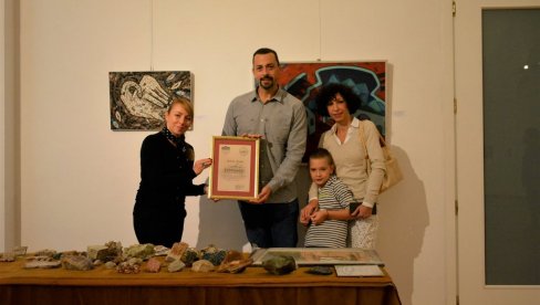 ПОКЛОНОМ ДОБИЛИ ВИШЕ НЕГО ШТО СУ ПРЕ ИМАЛИ: Вредни малахит из Конга, аметист из Бразила... (ФОТО) ПОКЛОНОМ ДОБИЛИ ВИШЕ НЕГО ШТО СУ ПРЕ ИМАЛИ: Вредни малахит из Конга, аметист из Бразила... (ФОТО)
