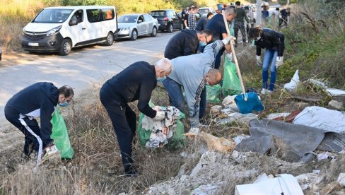 SA REVE ODNELI 100 KUBIKA: Gradski funkcioneri i članovi uprave juče čistili šest divljih deponija SA REVE ODNELI 100 KUBIKA: Gradski funkcioneri i članovi uprave juče čistili šest divljih deponija
