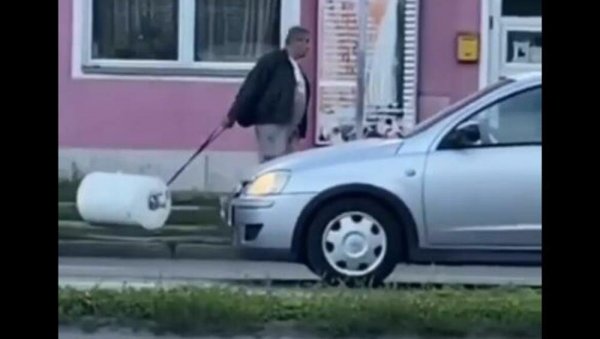ПРОШЕТАО БОЈЛЕР: Новосађани затекли необичан призор на улици - све на мрежама насмејао до суза (ВИДЕО) ПРОШЕТАО БОЈЛЕР: Новосађани затекли необичан призор на улици - све на мрежама насмејао до суза (ВИДЕО)