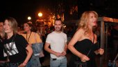 ВЕСНА ДЕДИЋ ИГРАЛА У ПРВОМ РЕДУ: Водитељка на Цецином концерту у Кикинди (ФОТО) ВЕСНА ДЕДИЋ ИГРАЛА У ПРВОМ РЕДУ: Водитељка на Цецином концерту у Кикинди (ФОТО)