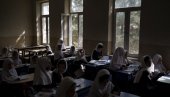 МАРАМЕ НА ГЛАВИ И РАНЧЕВИ НА ЛЕЂИМА: Девојчице у Авганистану кренуле у школу (ФОТО) МАРАМЕ НА ГЛАВИ И РАНЧЕВИ НА ЛЕЂИМА: Девојчице у Авганистану кренуле у школу (ФОТО)