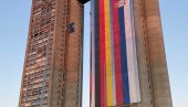 СРБИЈА ЧЕКА КАНЦЕЛАРКУ МЕРКЕЛ: Заставе се вијоре широм земље (ФОТО) СРБИЈА ЧЕКА КАНЦЕЛАРКУ МЕРКЕЛ: Заставе се вијоре широм земље (ФОТО)