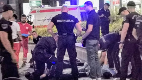 ПОЛИЦИЈСКА АКЦИЈА У ЦЕНТРУ БЕОГРАДА: Жестока туча миграната, на терену хитна помоћ (ФОТО) ПОЛИЦИЈСКА АКЦИЈА У ЦЕНТРУ БЕОГРАДА: Жестока туча миграната, на терену хитна помоћ (ФОТО)