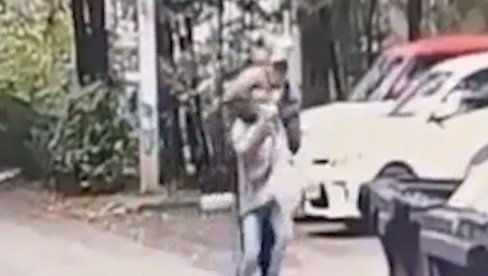 ЈЕЗИВИ СНИМАК НАПАДА НА ДЕВОЈЧИЦУ: Пришао јој са леђа, почео да је дави и питао нешто језиво - напад згрозио Русију (ВИДЕО) ЈЕЗИВИ СНИМАК НАПАДА НА ДЕВОЈЧИЦУ: Пришао јој са леђа, почео да је дави и питао нешто језиво - напад згрозио Русију (ВИДЕО)