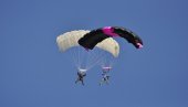 ŽELJA DA SE ZAUVEK SKAČE U MIRU: Balkanski skok prijateljstva na aerodromu Lisičiji jarak okupio stotine padobranaca