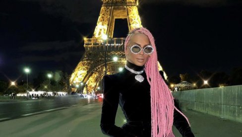 ДЕФИЛЕ УЛИЦАМА ПАРИЗА, А ОНДА – ШОК: Јелена Карлеуша објавила фотке у минијатурном бикинију, септембар врелији него икада (ФОТО) ДЕФИЛЕ УЛИЦАМА ПАРИЗА, А ОНДА – ШОК: Јелена Карлеуша објавила фотке у минијатурном бикинију, септембар врелији него икада (ФОТО)