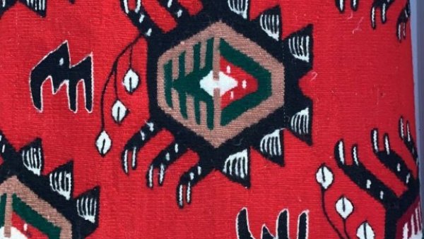 ОВО ЈЕ ЋИЛИМ КОЈИ ЋЕ ВУЧИЋ ПОКЛОНИТИ АНГЕЛИ: Традиционални српски производ поклон за Меркел (ФОТО) ОВО ЈЕ ЋИЛИМ КОЈИ ЋЕ ВУЧИЋ ПОКЛОНИТИ АНГЕЛИ: Традиционални српски производ поклон за Меркел (ФОТО)