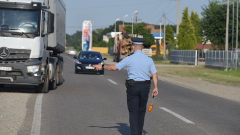 КОМЕДИЈА У УНИФОРМИ: Суспендовани полицајaц наплаћивао казне КОМЕДИЈА У УНИФОРМИ: Суспендовани полицајaц наплаћивао казне