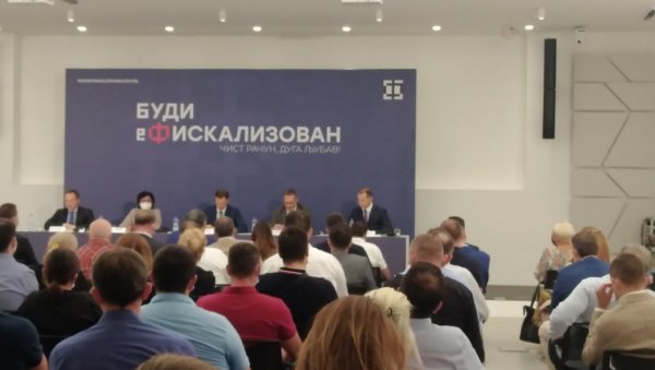 МИНИСТАР МАЛИ: Од државе по 200 евра помоћи привредницима МИНИСТАР МАЛИ: Од државе по 200 евра помоћи привредницима