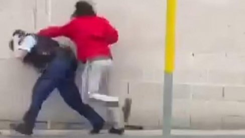 PRETUKAO POLICAJKU ZBOG KARANTINA: Čovek pobesneo jer mu je rečeno da ne može da izađe iz kuće bez opravdanog razloga (VIDEO) PRETUKAO POLICAJKU ZBOG KARANTINA: Čovek pobesneo jer mu je rečeno da ne može da izađe iz kuće bez opravdanog razloga (VIDEO)