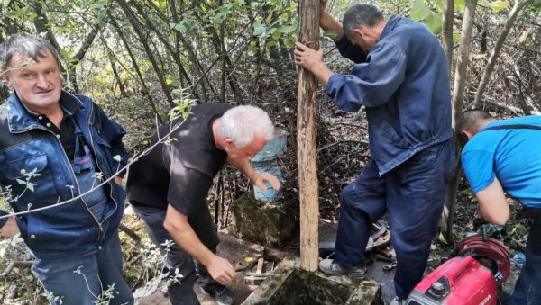 НОВОСТИ У ЛИПОВЦУ: Хаварија на магистралном цевоводу, вода за пиће најраније за 6 дана (ФОТО/ВИДЕО) НОВОСТИ У ЛИПОВЦУ: Хаварија на магистралном цевоводу, вода за пиће најраније за 6 дана (ФОТО/ВИДЕО)