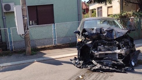 OSLEPELO GA SUNCE, PA UDARIO U TRAKTOR: Saobraćajna nesreća kod Niša, teško povređen muškarac (FOTO) OSLEPELO GA SUNCE, PA UDARIO U TRAKTOR: Saobraćajna nesreća kod Niša, teško povređen muškarac (FOTO)