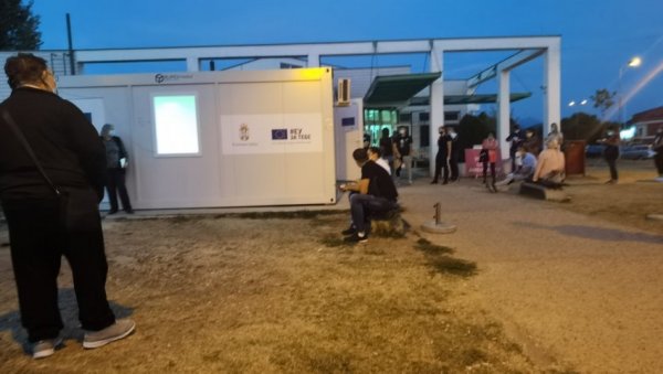 РЕКОРДАН БРОЈ ЗАРАЖЕНЕ ДЕЦЕ: Гужва у нишкој ковид амбуланти, лекари раде пуном паром РЕКОРДАН БРОЈ ЗАРАЖЕНЕ ДЕЦЕ: Гужва у нишкој ковид амбуланти, лекари раде пуном паром