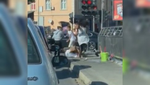 МАСОВНА ТУЧА НА СЕМАФОРУ У КРАГУЈЕВЦУ: Потукли се перачи стакла, не зна се ко кога удара (ВИДЕО) МАСОВНА ТУЧА НА СЕМАФОРУ У КРАГУЈЕВЦУ: Потукли се перачи стакла, не зна се ко кога удара (ВИДЕО)