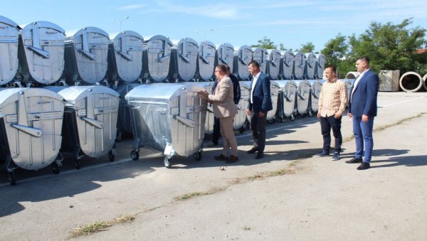НАЈАВЉУЈУ И НОВА ВОЗИЛА: Власотиначко комунално предузеће добило нове контејнере НАЈАВЉУЈУ И НОВА ВОЗИЛА: Власотиначко комунално предузеће добило нове контејнере