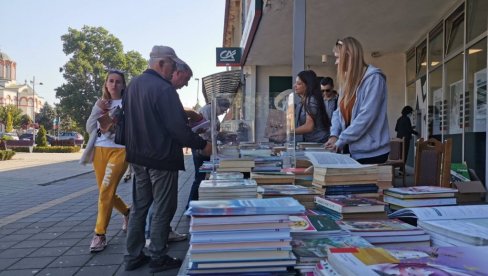 ПОЧЕЛА ХУМАНИТАРНА ПРОДАЈА КЊИГА: У центру Трстеника акција за малог Исака Брадића, бебе од 9 месеци (ФОТО) ПОЧЕЛА ХУМАНИТАРНА ПРОДАЈА КЊИГА: У центру Трстеника акција за малог Исака Брадића, бебе од 9 месеци (ФОТО)
