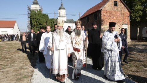 U JASENOVCU POSRAMLJEN LJUDSKI ROD: Novosti u crkvi rođenja Svetog Jovana, gde je patrijarh srpski Porfirije služio pomen ubijenim Srbima U JASENOVCU POSRAMLJEN LJUDSKI ROD: Novosti u crkvi rođenja Svetog Jovana, gde je patrijarh srpski Porfirije služio pomen ubijenim Srbima
