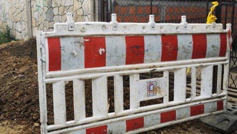 TRAŽE MREŽU, ALI UZALUD: Stanovnici Ulice Save Jovanovića nikako da se oslobode blok-vodomera TRAŽE MREŽU, ALI UZALUD: Stanovnici Ulice Save Jovanovića nikako da se oslobode blok-vodomera