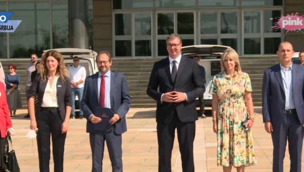 ВУЧИЋ НА ПРИМОПРЕДАЈИ СПЕЦИЈАЛНИХ ВОЗИЛА: Молим људе да се вакцинишу - Угрозићете неког другог, то није одговорно понашање (ВИДЕО) ВУЧИЋ НА ПРИМОПРЕДАЈИ СПЕЦИЈАЛНИХ ВОЗИЛА: Молим људе да се вакцинишу - Угрозићете неког другог, то није одговорно понашање (ВИДЕО)