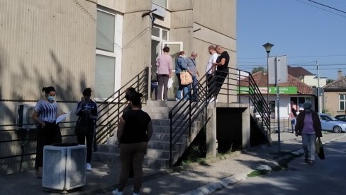 ЈУЧЕ 100 ПРЕГЛЕДА И 35 ПОЗИТИВНИХ: У ковид амбуланти у Параћину максималан број прегледа у овом корона налету ЈУЧЕ 100 ПРЕГЛЕДА И 35 ПОЗИТИВНИХ: У ковид амбуланти у Параћину максималан број прегледа у овом корона налету