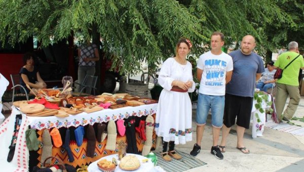 КРУШЕВЉАНИ БИРАЈУ НАЈЛЕПШУ ЧАРАПУ: На платоу испред Културног центра одржавају се Чарапански дани КРУШЕВЉАНИ БИРАЈУ НАЈЛЕПШУ ЧАРАПУ: На платоу испред Културног центра одржавају се Чарапански дани
