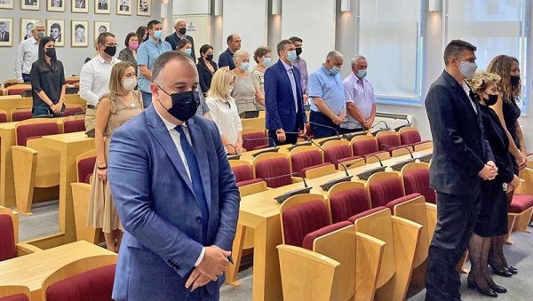 КОМЕМОРАТИВНА СЕДНИЦА ЗА ВЕЛИМИРА ЂУРЂЕВИЋА: Некадашњи председник Херцег Новог доприносио да и у најтежим временима останемо људи КОМЕМОРАТИВНА СЕДНИЦА ЗА ВЕЛИМИРА ЂУРЂЕВИЋА: Некадашњи председник Херцег Новог доприносио да и у најтежим временима останемо људи