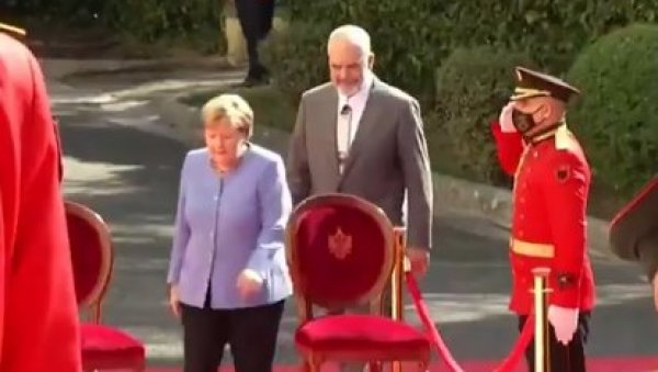 РАМА САЧЕКАО МЕРКЕЛОВУ, ПРАВИО ГАФ ЗА ГАФОМ: Збуњујуће поздрављање, преседео химну - сви коментарисали његову одећу (ВИДЕО) РАМА САЧЕКАО МЕРКЕЛОВУ, ПРАВИО ГАФ ЗА ГАФОМ: Збуњујуће поздрављање, преседео химну - сви коментарисали његову одећу (ВИДЕО)