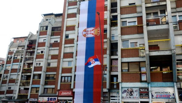 НАЈВЕЋА ТРОБОЈКА У КОСОВСКОЈ МИТРОВИЦИ: У јужној покрајини све спремно за обележавање великог празника НАЈВЕЋА ТРОБОЈКА У КОСОВСКОЈ МИТРОВИЦИ: У јужној покрајини све спремно за обележавање великог празника