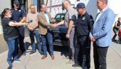 ДОНАЦИЈА ВОЗИЛА: Власотиначка станица полиције добила на поклон „ладу ниву“ ДОНАЦИЈА ВОЗИЛА: Власотиначка станица полиције добила на поклон „ладу ниву“