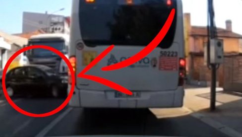 UZNEMIRUJUĆI SNIMAK IZ KRAGUJEVCA: Pokušao da skrene između kamiona i autobusa, tragedija izbegnuta za dlaku (VIDEO) UZNEMIRUJUĆI SNIMAK IZ KRAGUJEVCA: Pokušao da skrene između kamiona i autobusa, tragedija izbegnuta za dlaku (VIDEO)