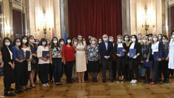 ГЕРОНТОДОМАЋИЦАМА ПЛАТА 50.000? Град ће тражити од надлежног министарства повећање коефицијента ГЕРОНТОДОМАЋИЦАМА ПЛАТА 50.000? Град ће тражити од надлежног министарства повећање коефицијента