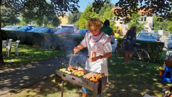 РОШТИЉ НА БАНАТСКИ НАЧИН: Месо замирисало у Равном Тополовцу (ФОТО) РОШТИЉ НА БАНАТСКИ НАЧИН: Месо замирисало у Равном Тополовцу (ФОТО)