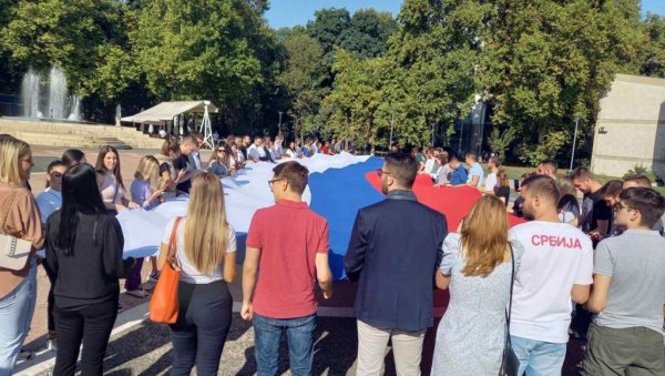 СТУДЕНТИ УЗ БОЖЕ ПРАВДЕ РАШИРИЛИ ТРОБОЈКУ: Дан српског јединства у Студењаку (ФОТО/ВИДЕО) СТУДЕНТИ УЗ БОЖЕ ПРАВДЕ РАШИРИЛИ ТРОБОЈКУ: Дан српског јединства у Студењаку (ФОТО/ВИДЕО)