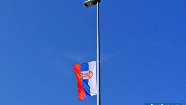 У СЛАВУ ПРАЗНИКА: У Зрењанину заставе на Градској кући, Водоторњу, мостовима, кружним раскрсницама (ФОТО) У СЛАВУ ПРАЗНИКА: У Зрењанину заставе на Градској кући, Водоторњу, мостовима, кружним раскрсницама (ФОТО)