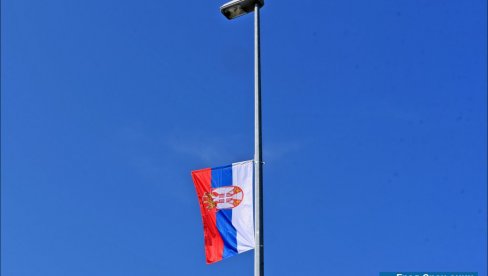 У СЛАВУ ПРАЗНИКА: У Зрењанину заставе на Градској кући, Водоторњу, мостовима, кружним раскрсницама (ФОТО) У СЛАВУ ПРАЗНИКА: У Зрењанину заставе на Градској кући, Водоторњу, мостовима, кружним раскрсницама (ФОТО)