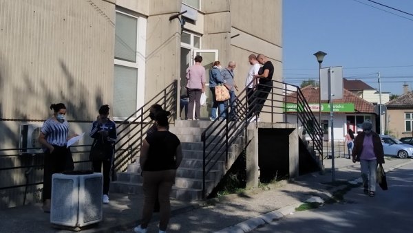КОРОНА ПРЕСЕК ЗА ПАРАЋИН: Јуче још 41 нови случај, бустер дозу вакцине примило нешто више од 2.000 људи КОРОНА ПРЕСЕК ЗА ПАРАЋИН: Јуче још 41 нови случај, бустер дозу вакцине примило нешто више од 2.000 људи