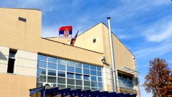 ЗАСТАВЕ И НА УСТАНОВА СОЦИЈАЛНЕ ЗАШТИТЕ: Тробојка на београдским прихватилиштима и центрима ЗАСТАВЕ И НА УСТАНОВА СОЦИЈАЛНЕ ЗАШТИТЕ: Тробојка на београдским прихватилиштима и центрима