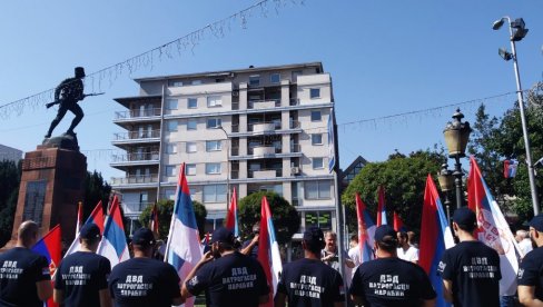 SVEČANI DEFILE SA SRPSKIM TROBOJKAMA: U Paraćinu obeležen Dan srpskog jedinstva, slobode i nacionalne zastave SVEČANI DEFILE SA SRPSKIM TROBOJKAMA: U Paraćinu obeležen Dan srpskog jedinstva, slobode i nacionalne zastave