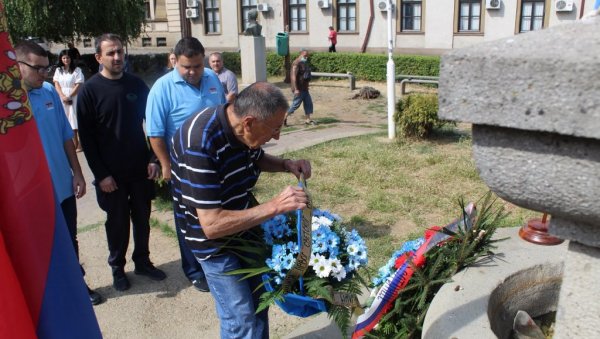 ИСТАКНУТЕ ДРЖАВНЕ ЗАСТАВЕ: Полагањем венаца и у Јабланичком округу обележен празник ИСТАКНУТЕ ДРЖАВНЕ ЗАСТАВЕ: Полагањем венаца и у Јабланичком округу обележен празник