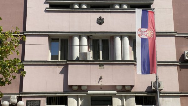 ВИЈОРЕ СЕ ТРОБОЈКЕ И У ПИРОТУ: Обележен Дан српског јединства, слободе и националне заставе ВИЈОРЕ СЕ ТРОБОЈКЕ И У ПИРОТУ: Обележен Дан српског јединства, слободе и националне заставе