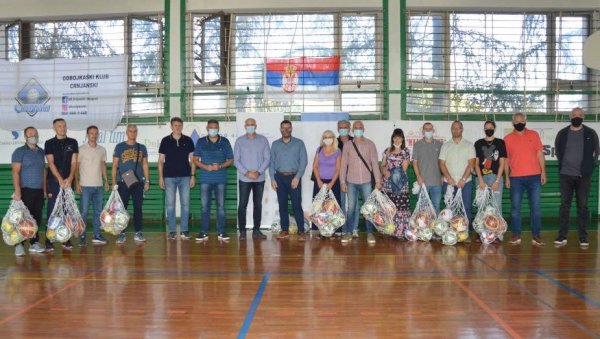 ЛОПТЕ ЗА ШКОЛЕ: Акција поделе спортских реквизита чукаричким осмолеткама ЛОПТЕ ЗА ШКОЛЕ: Акција поделе спортских реквизита чукаричким осмолеткама