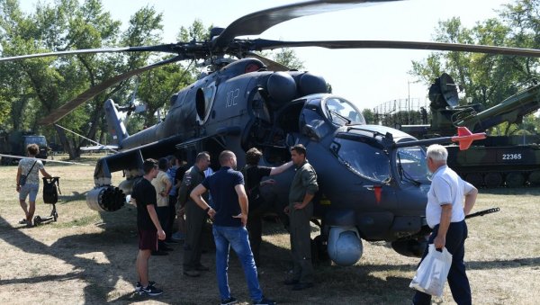 ГРАЂАНИ ОДУШЕВЉЕНИ ПРИКАЗОМ НАОРУЖАЊА: Овога није било када сам ја служио војску (ФОТО) ГРАЂАНИ ОДУШЕВЉЕНИ ПРИКАЗОМ НАОРУЖАЊА: Овога није било када сам ја служио војску (ФОТО)