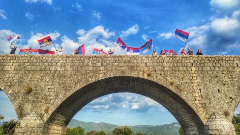 CAREV MOST U BOJAMA SRPSKE ZASTAVE: Divne scene u Nikšiću, ori se Veseli se srpski rode CAREV MOST U BOJAMA SRPSKE ZASTAVE: Divne scene u Nikšiću, ori se Veseli se srpski rode