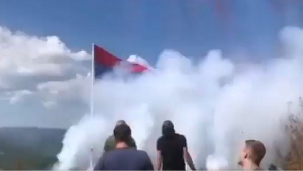НЕВЕРОВАТНА СЦЕНА У ЗВЕЧАНУ: Црвена, плава и бела обојиле небо изнад града у част великог празника (ВИДЕО) НЕВЕРОВАТНА СЦЕНА У ЗВЕЧАНУ: Црвена, плава и бела обојиле небо изнад града у част великог празника (ВИДЕО)